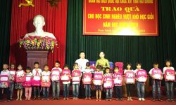 An Phat Holdings and the National Assembly Delegation of Hai Duong Province gave gifts to poor students in Nam Sach district