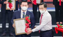Phó Thủ tướng Chính Phủ Lê Minh Khái (bên phải) trao chứng nhận cho Ông Phạm Văn Tuấn - Quyền Phó TGĐ Tập đoàn An Phát Holdings (bên trái)